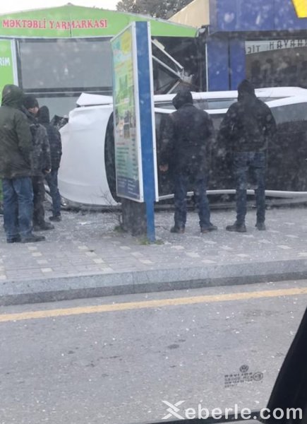 Sumqayıtda ağır qəza - Avtomobil aşdı (FOTO)