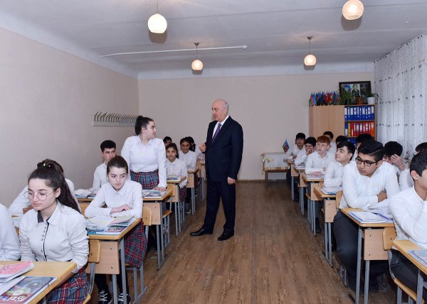 Sumqayıtın icra başçısı bu məktəbdə şagirdlərin biliklərini yoxladı - FOTOLAR