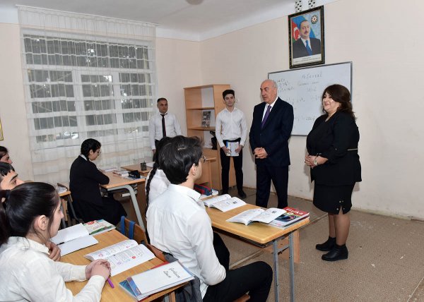 Sumqayıtın icra başçısı bu məktəbdə şagirdlərin biliklərini yoxladı - FOTOLAR