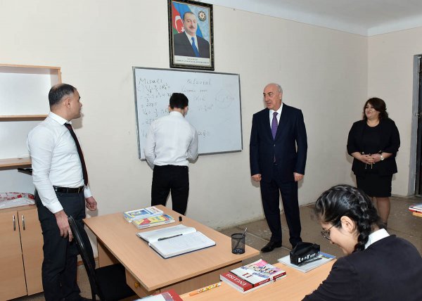 Sumqayıtın icra başçısı bu məktəbdə şagirdlərin biliklərini yoxladı - FOTOLAR