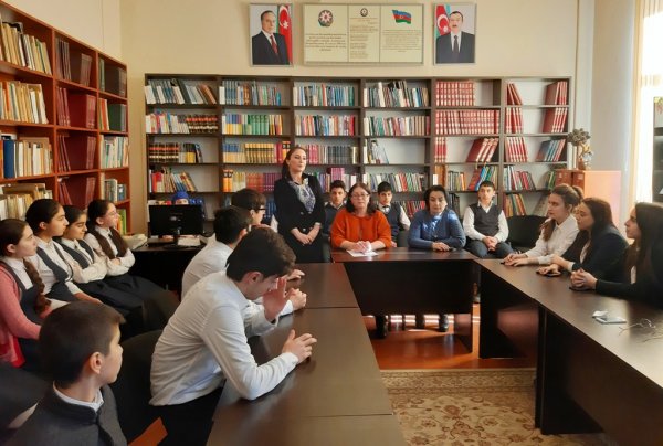 Sumqayıt şəhər Mərkəzi Uşaq Kitabxanasında bir qrup könüllü ilə görüş keçirilib -FOTOLAR