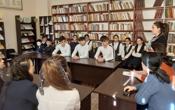 Sumqayıt şəhər Mərkəzi Uşaq Kitabxanasında bir qrup könüllü ilə görüş keçirilib -FOTOLAR