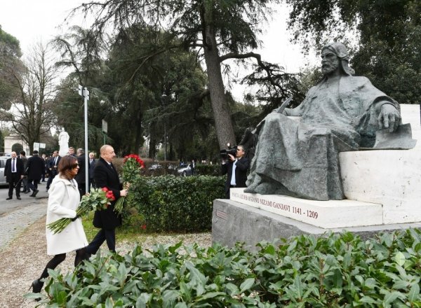 İlham Əliyev Romada Nizami Gəncəvinin abidəsini ziyarət etdi