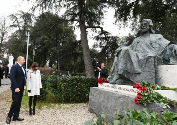 İlham Əliyev Romada Nizami Gəncəvinin abidəsini ziyarət etdi