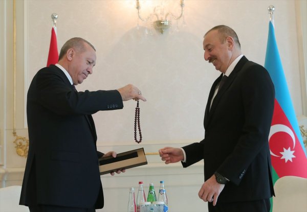 Ərdoğandan İlham Əliyevə ÖZƏL HƏDİYYƏ FOTO / VİDEO