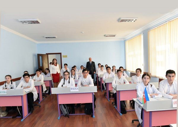 Zakir Fərəcov 22 saylı məktəbdə oldu, şagird və müəllimlərlə görüşdü – FOTOLAR