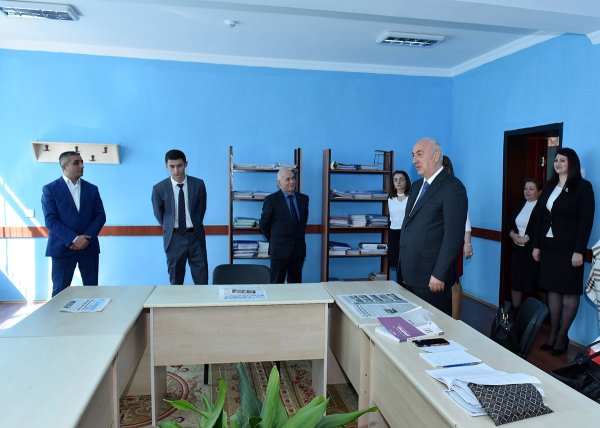 Zakir Fərəcov 22 saylı məktəbdə oldu, şagird və müəllimlərlə görüşdü – FOTOLAR