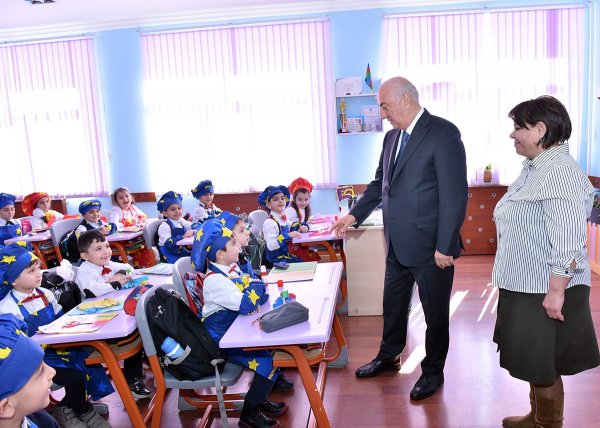 Zakir Fərəcov 22 saylı məktəbdə oldu, şagird və müəllimlərlə görüşdü – FOTOLAR