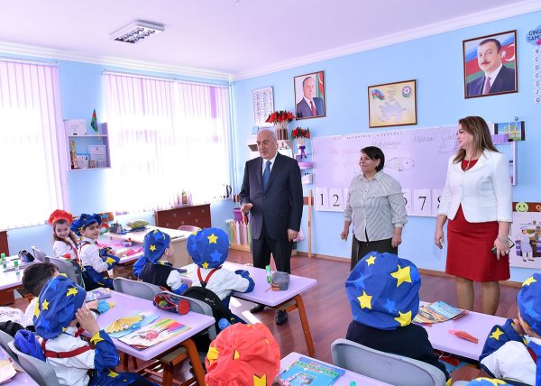 Zakir Fərəcov 22 saylı məktəbdə oldu, şagird və müəllimlərlə görüşdü – FOTOLAR