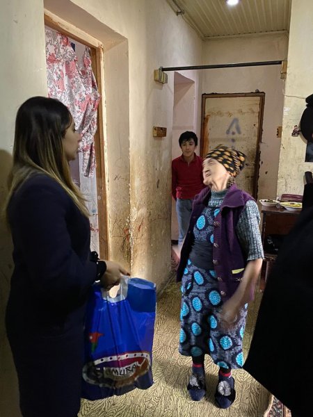 Hacı Zeynalabdin bələdiyyəsindən xeyirxah addım: aztəminatlı ailələrə bayram sovqatı paylanıldı - FOTOLAR