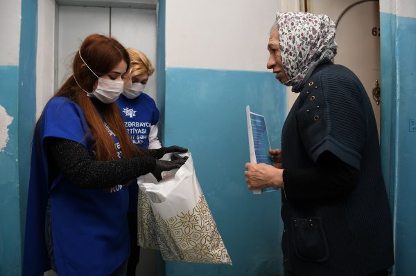 Sumqayıtda koronavirusa görə yaşlı insanlara gigiyenik vasitələr paylayırlar -FOTOLAR