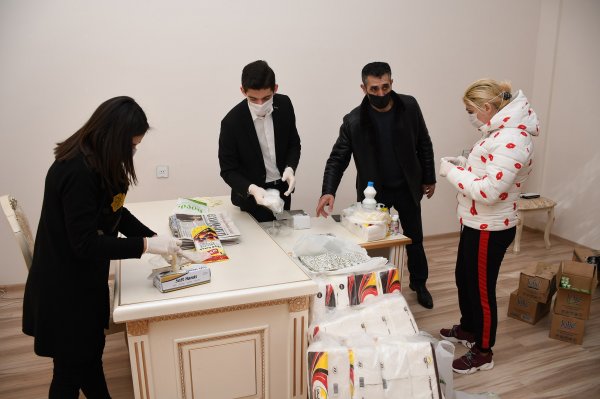 Sumqayıtda koronavirusa görə yaşlı insanlara gigiyenik vasitələr paylayırlar -FOTOLAR
