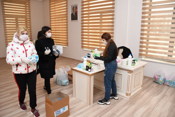 Sumqayıtda koronavirusa görə yaşlı insanlara gigiyenik vasitələr paylayırlar -FOTOLAR