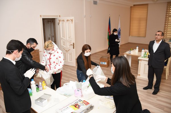 Sumqayıtda koronavirusa görə yaşlı insanlara gigiyenik vasitələr paylayırlar -FOTOLAR