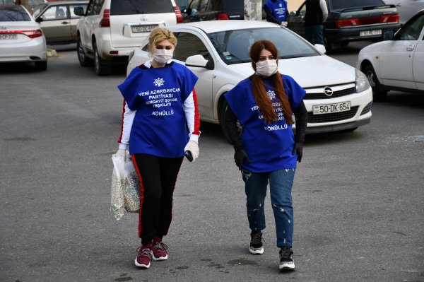 Sumqayıtda koronavirusa görə yaşlı insanlara gigiyenik vasitələr paylayırlar -FOTOLAR