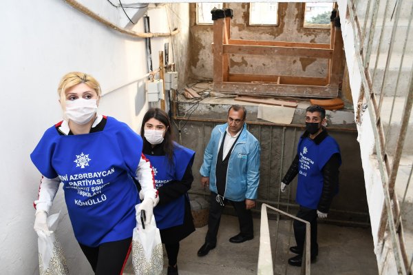 Sumqayıtda koronavirusa görə yaşlı insanlara gigiyenik vasitələr paylayırlar -FOTOLAR