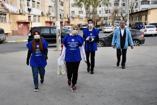 Sumqayıtda koronavirusa görə yaşlı insanlara gigiyenik vasitələr paylayırlar -FOTOLAR