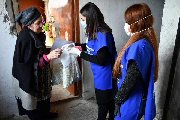 Sumqayıtda koronavirusa görə yaşlı insanlara gigiyenik vasitələr paylayırlar -FOTOLAR
