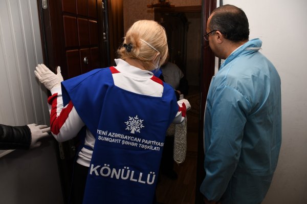 Sumqayıtda koronavirusa görə yaşlı insanlara gigiyenik vasitələr paylayırlar -FOTOLAR