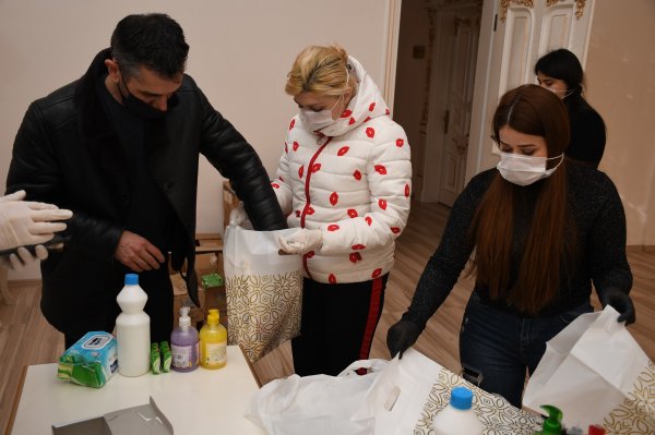 Sumqayıtda koronavirusa görə yaşlı insanlara gigiyenik vasitələr paylayırlar -FOTOLAR