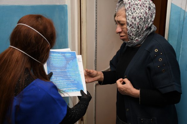 Sumqayıtda koronavirusa görə yaşlı insanlara gigiyenik vasitələr paylayırlar -FOTOLAR