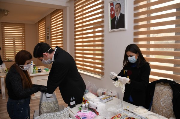 Sumqayıtda koronavirusa görə yaşlı insanlara gigiyenik vasitələr paylayırlar -FOTOLAR