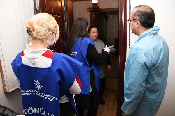 Sumqayıtda koronavirusa görə yaşlı insanlara gigiyenik vasitələr paylayırlar -FOTOLAR