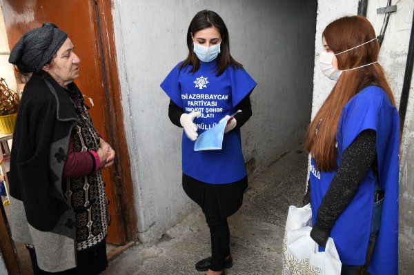 Sumqayıtda koronavirusa görə yaşlı insanlara gigiyenik vasitələr paylayırlar -FOTOLAR