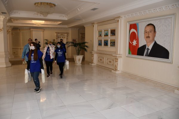 Sumqayıtda koronavirusa görə yaşlı insanlara gigiyenik vasitələr paylayırlar -FOTOLAR