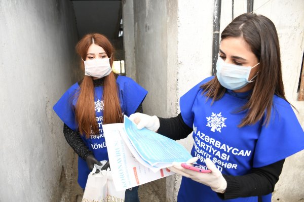 Sumqayıtda koronavirusa görə yaşlı insanlara gigiyenik vasitələr paylayırlar -FOTOLAR