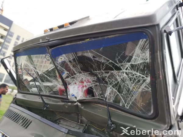 Sumqayıtda ağır qəza: mikroavtobus yük maşını ilə toqquşdu - FOTOLAR