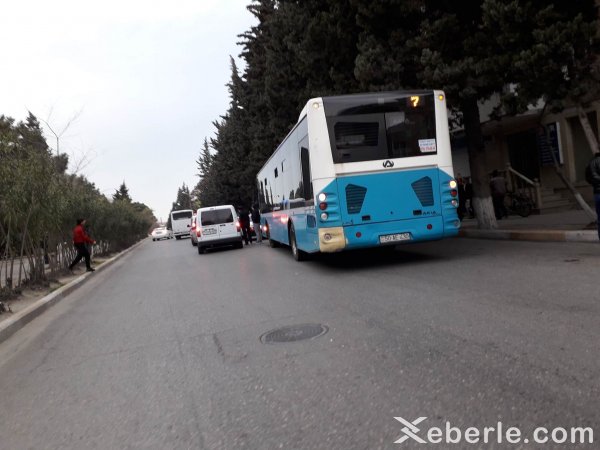 Sumqayıtda oğurluq etməyə cəhd göstərən şəxsi belə yaxaladılar – VİDEO Sumqayıtda oğurluq etməyə cəhd göstərən şəxsi belə yaxaladılar – VİDEO