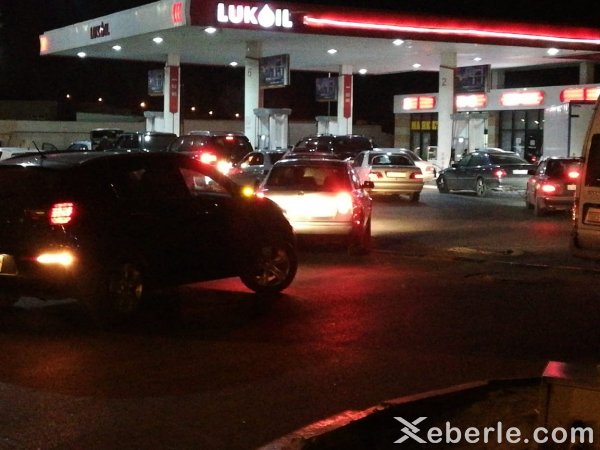 Sumqayıtda yanacaqdoldurma məntəqələrində uzun növbələr yarandı - FOTO