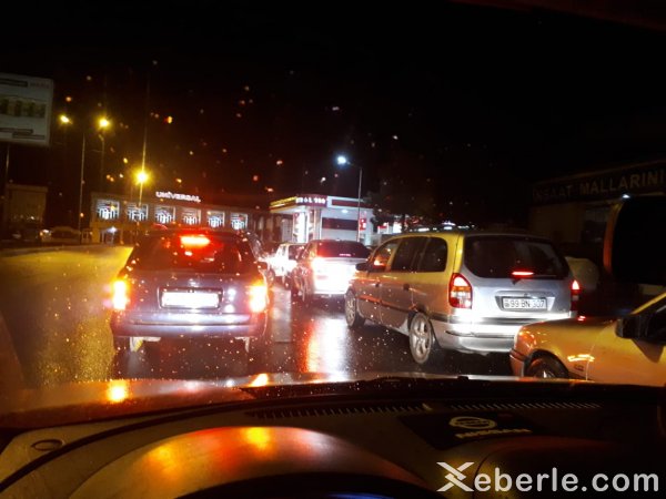 Sumqayıtda yanacaqdoldurma məntəqələrində uzun növbələr yarandı - FOTO