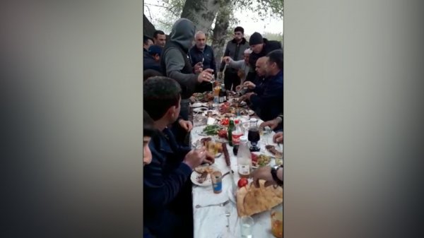 “Seyidlər bağı”nda yeyib-içən 19 nəfər saxlanıldı - FOTOLAR