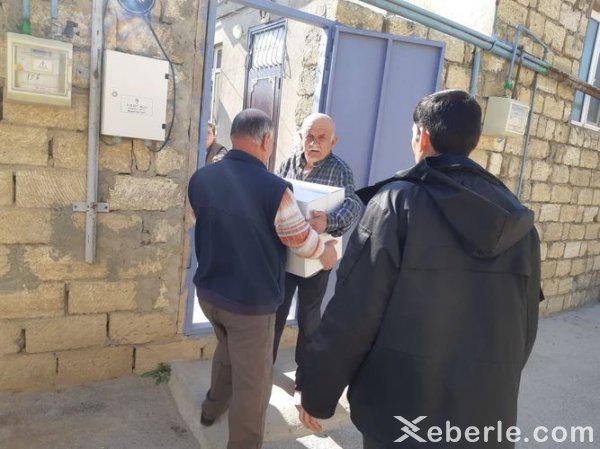 Sumqayıtın keçmiş deputatı 450 ailəyə ərzaq yardımı etdi - FOTOLAR Sumqayıtın keçmiş deputatı 450 ailəyə ərzaq yardımı etdi - FOTOLAR