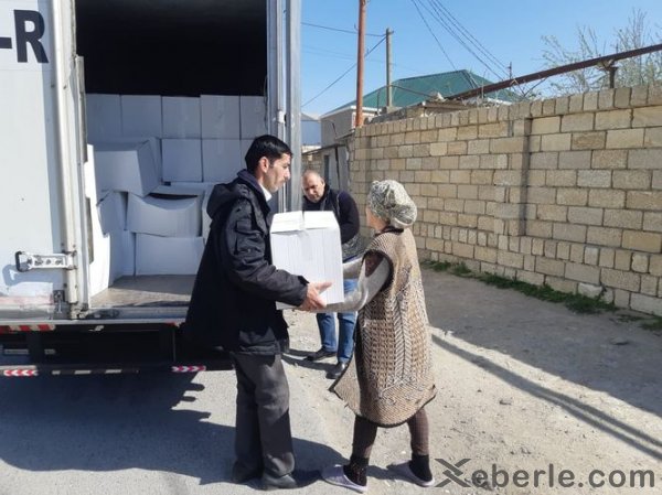 Sumqayıtın keçmiş deputatı 450 ailəyə ərzaq yardımı etdi - FOTOLAR Sumqayıtın keçmiş deputatı 450 ailəyə ərzaq yardımı etdi - FOTOLAR