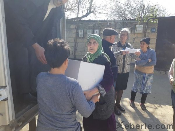 Sumqayıtın keçmiş deputatı 450 ailəyə ərzaq yardımı etdi - FOTOLAR Sumqayıtın keçmiş deputatı 450 ailəyə ərzaq yardımı etdi - FOTOLAR