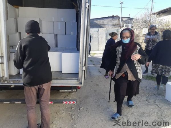 Sumqayıtın keçmiş deputatı 450 ailəyə ərzaq yardımı etdi - FOTOLAR Sumqayıtın keçmiş deputatı 450 ailəyə ərzaq yardımı etdi - FOTOLAR