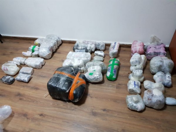 Azərbaycana 10 milyon manatlıq narkotik gətirənlər tutuldu Azərbaycana 10 milyon manatlıq narkotik gətirənlər tutuldu