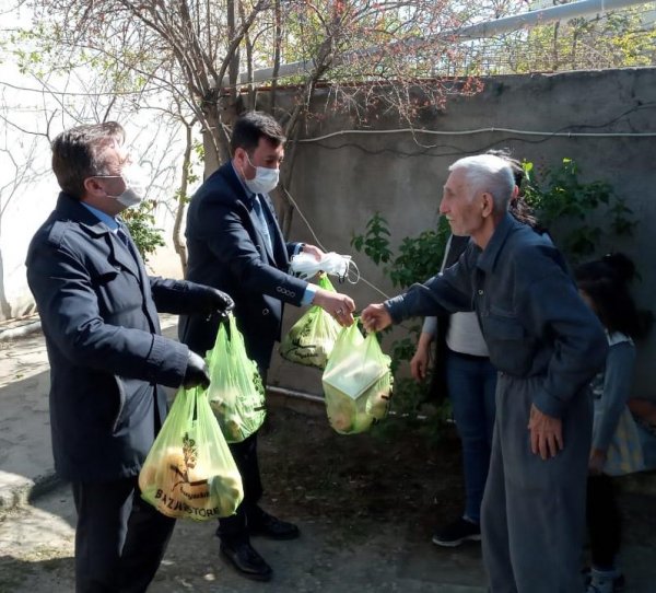 Sumqayıt Regional Mədəniyyət İdarəsi tibbi maska paylayır - FOTOLAR Sumqayıt Regional Mədəniyyət İdarəsi tibbi maska paylayır - FOTOLAR