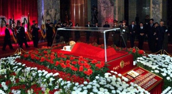 Kim Çen Inın tabutlu fotosu gündəm yaratdı - FOTO