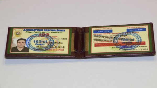 Saç salonunun rəhbəri jurnalist vəsiqəsiylə saxlanıldı - Foto