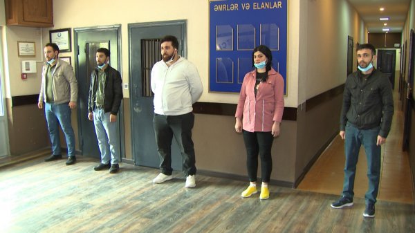 Saç salonunun rəhbəri jurnalist vəsiqəsiylə saxlanıldı - Foto