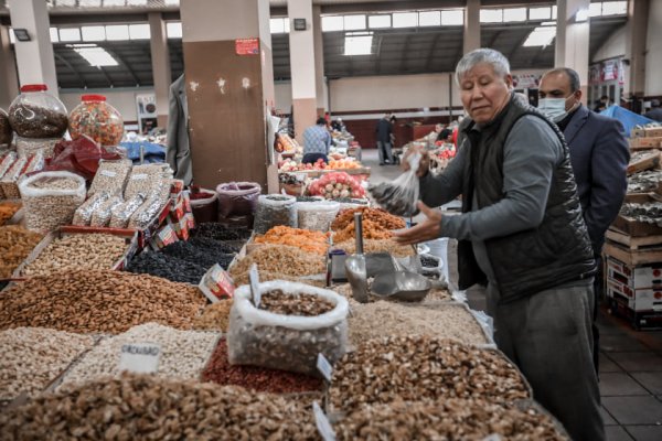 Maska və əlcək taxmayan satıcılar, müştərilər... - Sumqayıt bazarından FOTOREPORTAJ