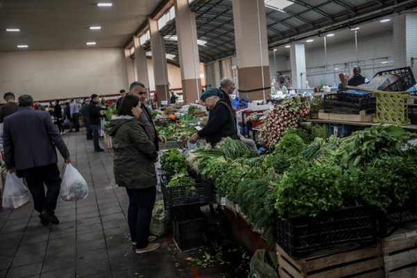 Maska və əlcək taxmayan satıcılar, müştərilər... - Sumqayıt bazarından FOTOREPORTAJ