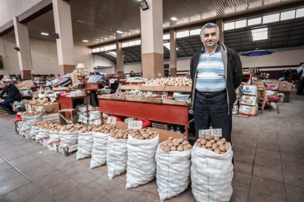Maska və əlcək taxmayan satıcılar, müştərilər... - Sumqayıt bazarından FOTOREPORTAJ