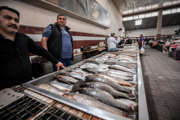 Maska və əlcək taxmayan satıcılar, müştərilər... - Sumqayıt bazarından FOTOREPORTAJ