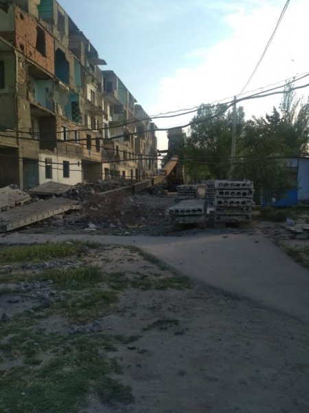 Sumqayıtda qaldırıcı kran aşdı - FOTO