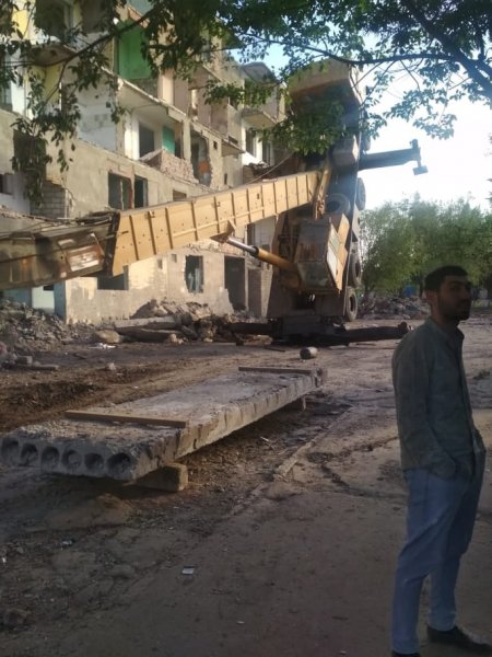 Sumqayıtda qaldırıcı kran aşdı - FOTO